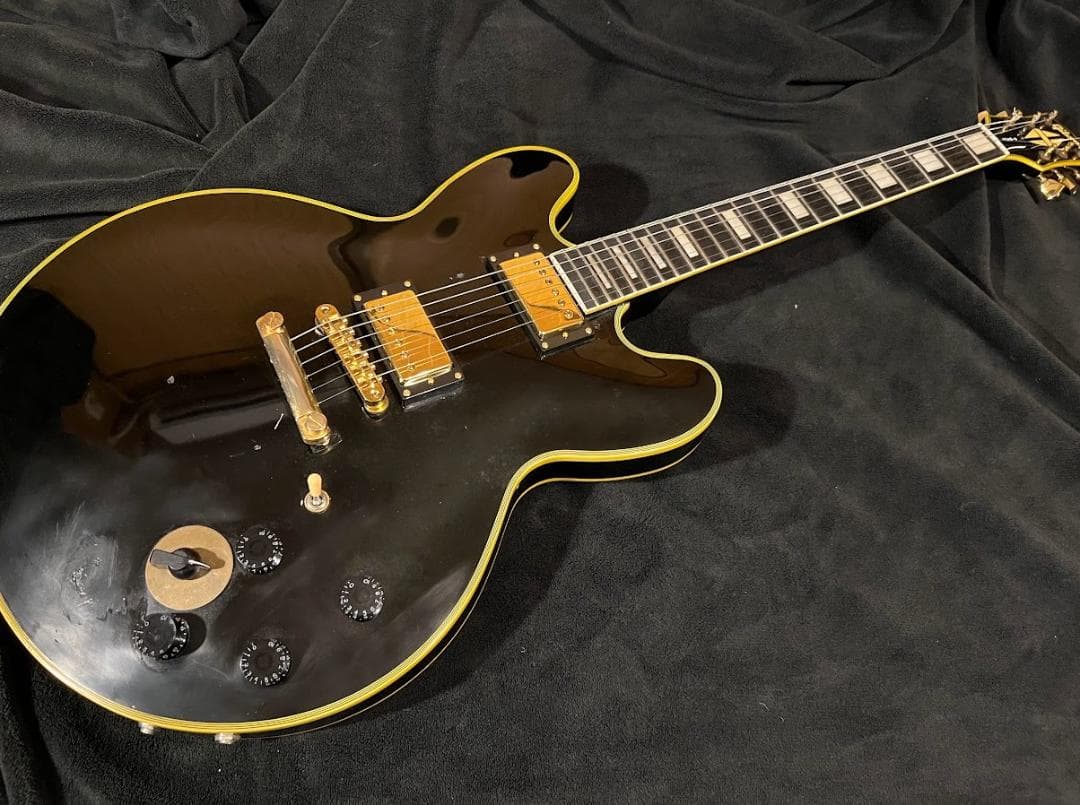 ノーブランド　ES335タイプセミホロウ（ｆホール無し）ギター傷多め・不具合無し