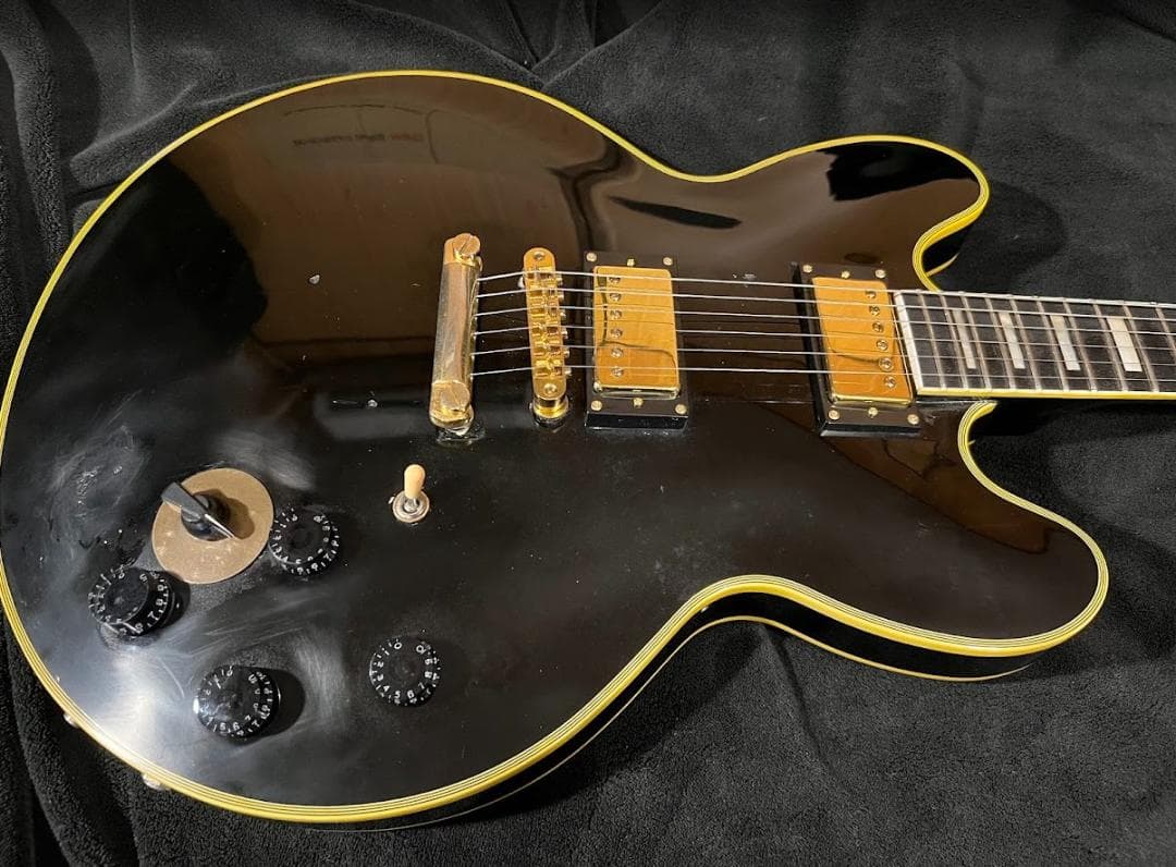 ノーブランド　ES335タイプセミホロウ（ｆホール無し）ギター傷多め・不具合無し