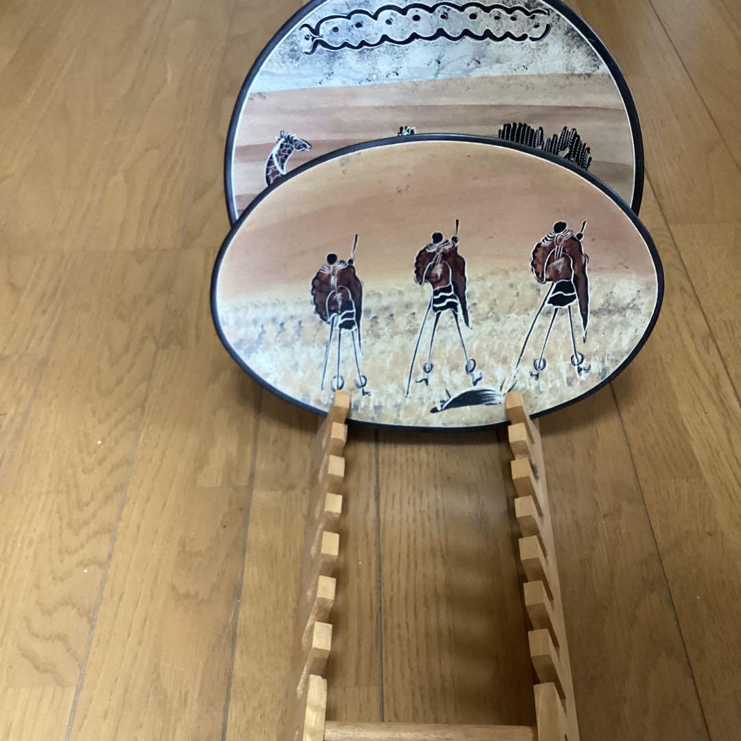 アフリカ　ケニアのソープストーン絵皿　二枚　《キリン・マサイ族》　手造り絵皿