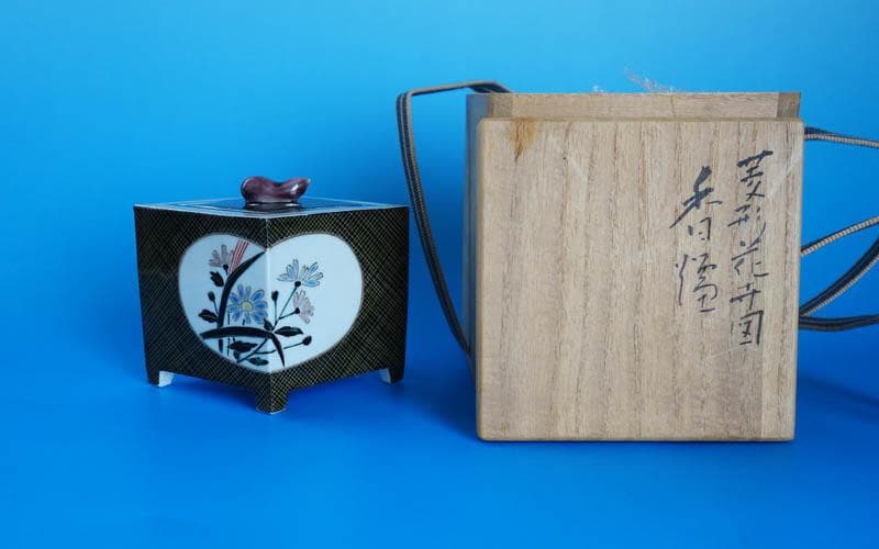 九谷焼　中村敬介　色絵　窓絵椿文　菱形香炉　香炉　茶道具　香道具　共箱 2443