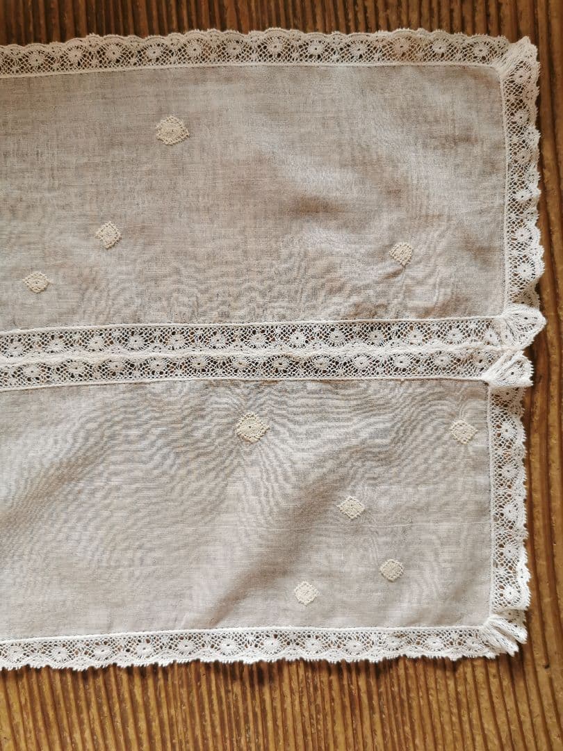 アンティーク ノルマンディーレースランナー ♢雪景色刺繍 ヴァレンシエンヌ装飾