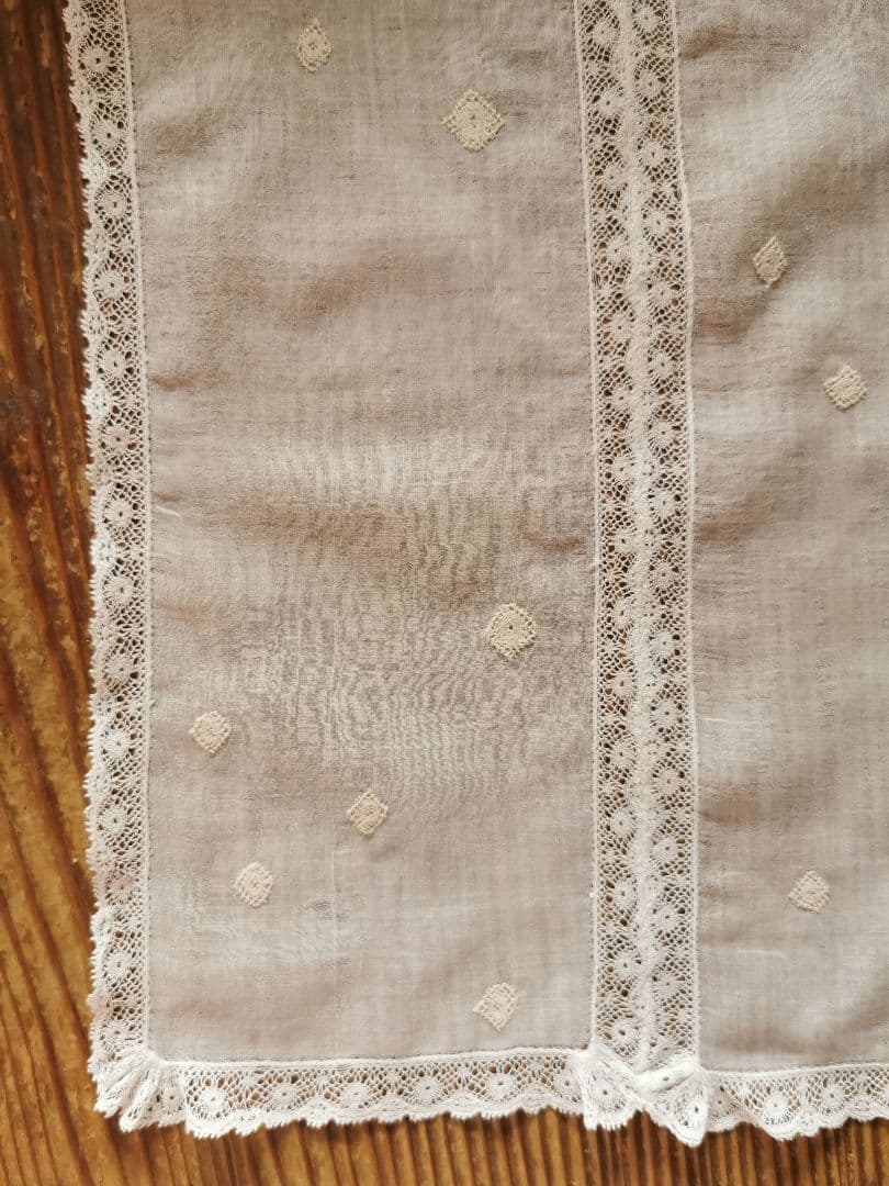 アンティーク ノルマンディーレースランナー ♢雪景色刺繍 ヴァレンシエンヌ装飾