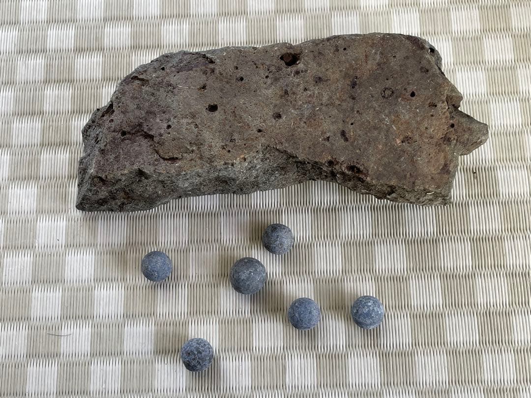 朝倉氏館跡から出た笏石、火縄銃の玉　戦国　落城