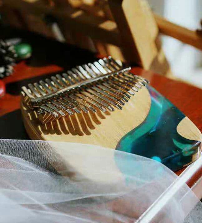 オリジナルデザインのプレート式17音親指琴カリンバ