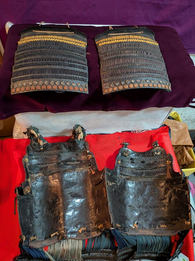 戦国末期〜江戸時代中期頃時代本歌武家着用実戦鎧凄まじい迫力鉄地鎧胴袖鎧櫃付当時物