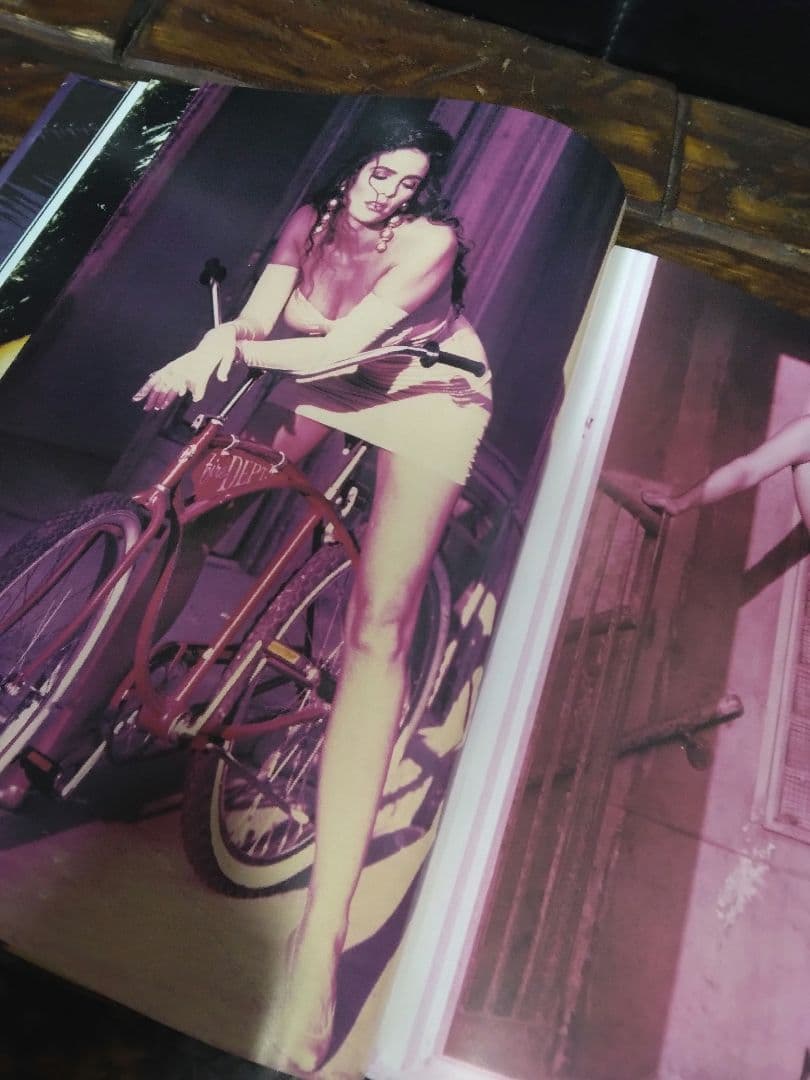 直筆サイン入り　アート　写真集　ジュリー　ストレイン　ヘビーメタル イラスト