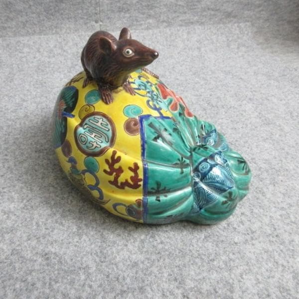 九谷焼菊仙作色絵宝尽くし模様の福袋にねずみの置物 [B28385]