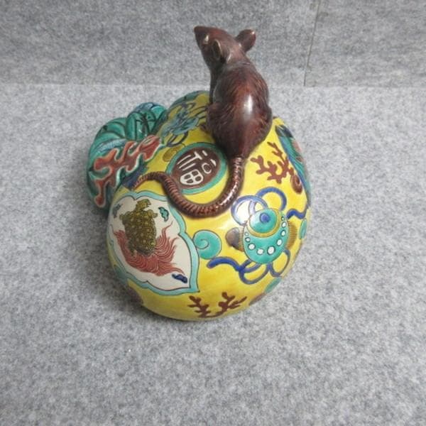 九谷焼菊仙作色絵宝尽くし模様の福袋にねずみの置物 [B28385]