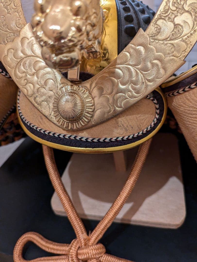 伝統的な武士の兜と獅子像のセット