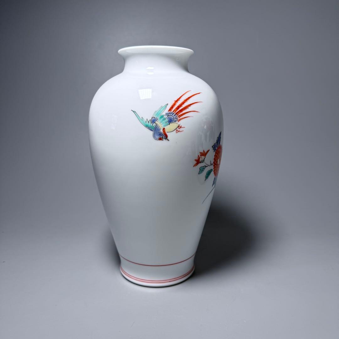 十三代　酒井田柿右衛門　錦菊花鳥文花瓶　十三代　今泉今右衛門　錦牡丹絵花瓶　二点