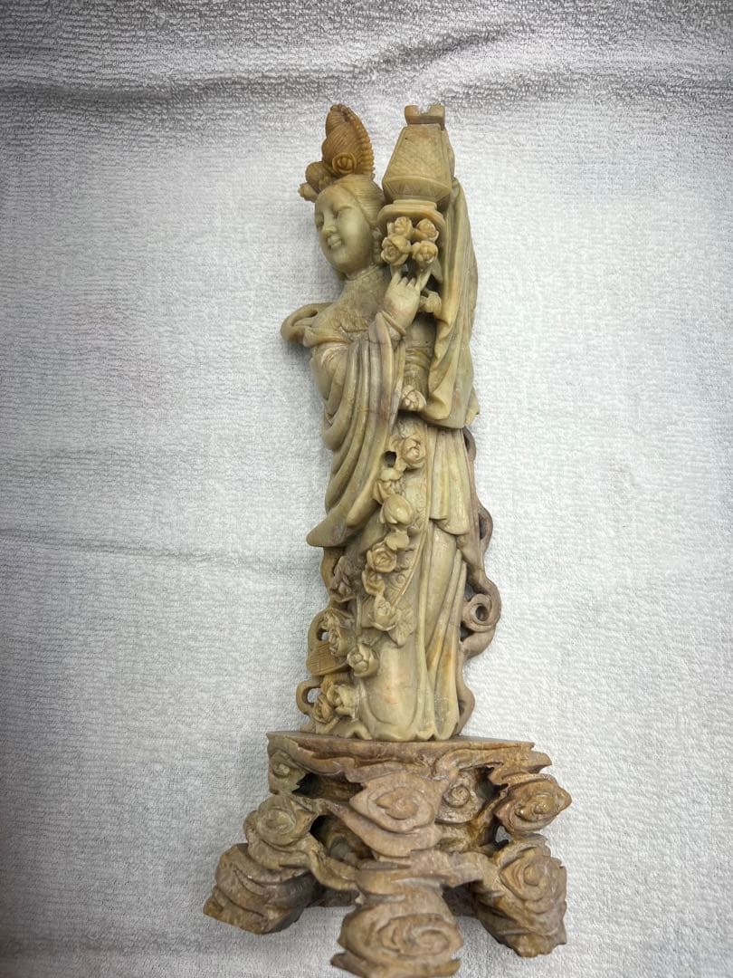 天然石　手彫り彫刻　花灯篭を持つ女性像　置物　中国美術品