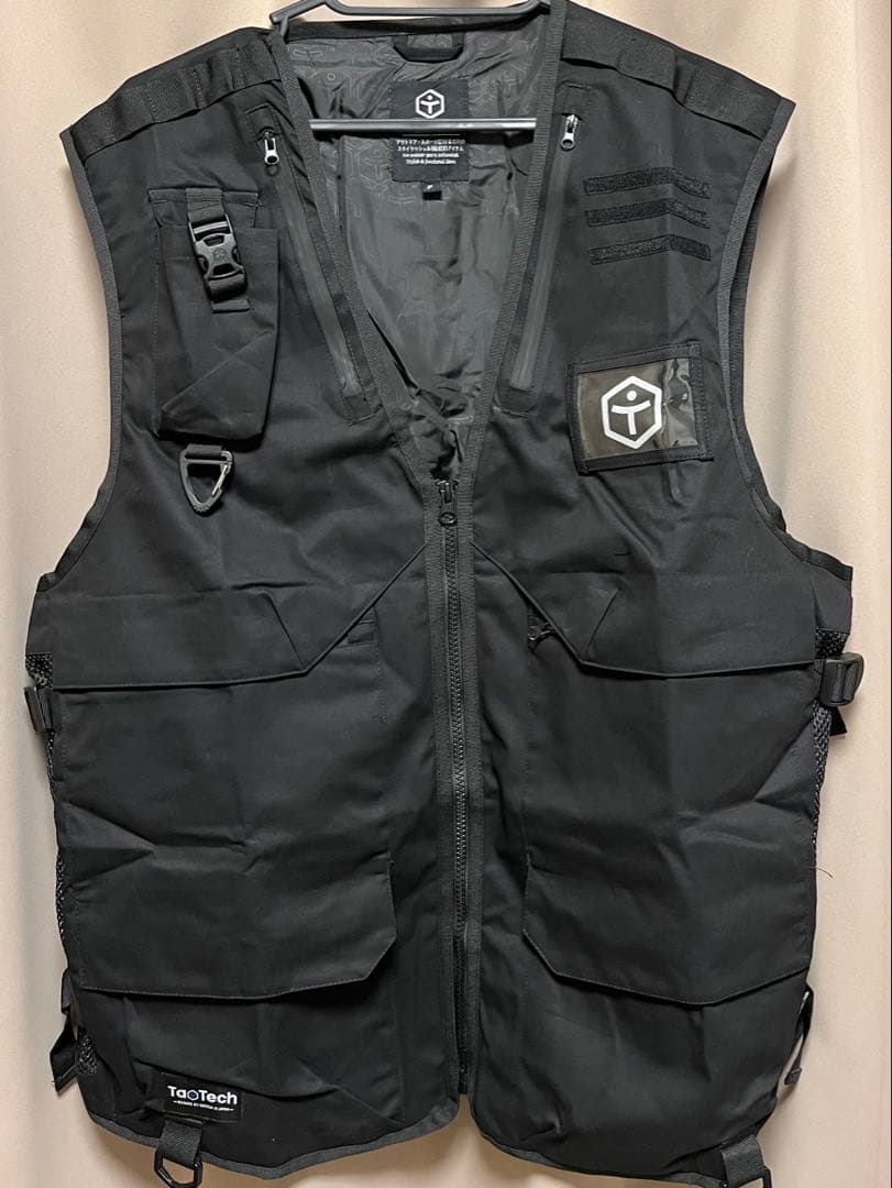 TAOTECH(タオテック)ブラックベストとホワイトフーディセット　スノボウェア