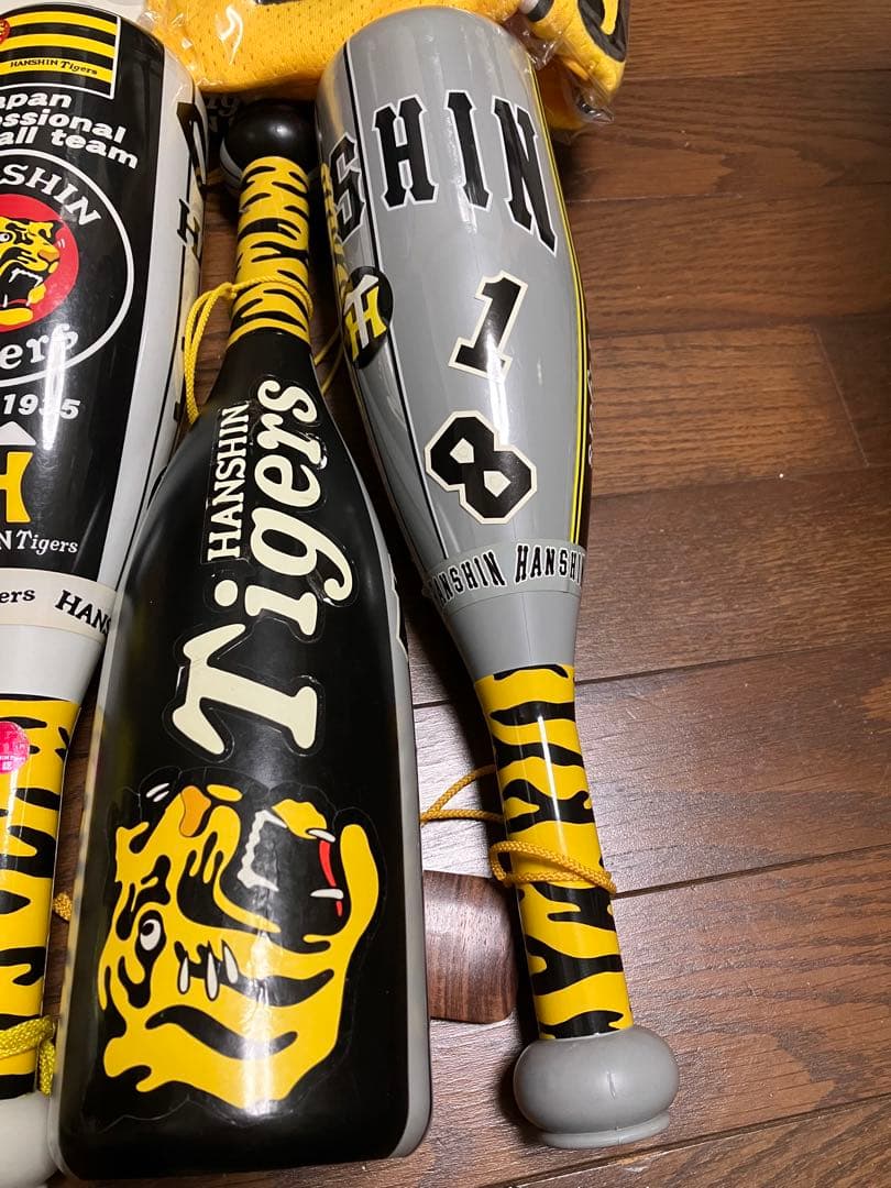 阪神タイガース　応援グッズ　ユニフォーム　キャップ　バット　タオル　パペット