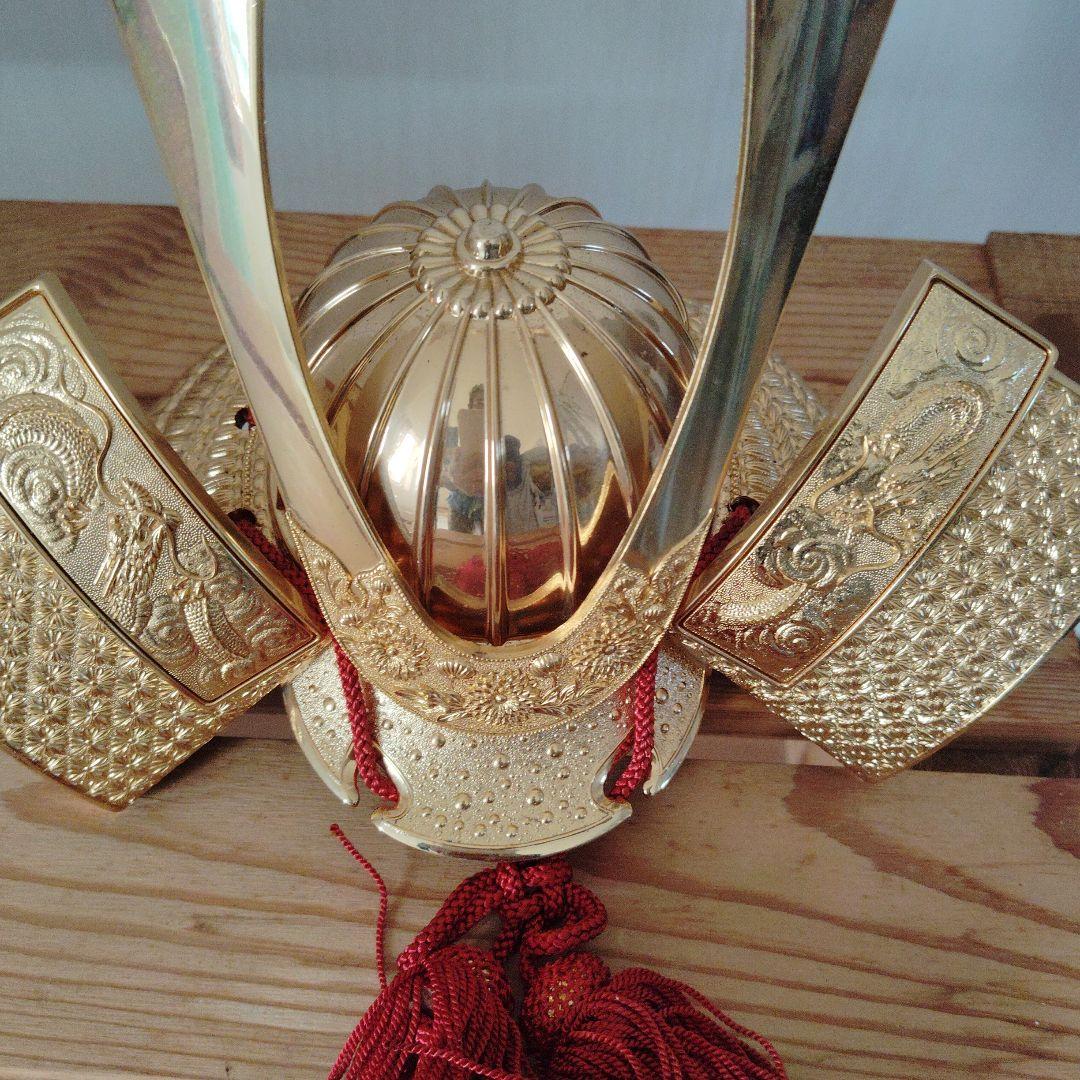 伝統的な金色の武具 兜