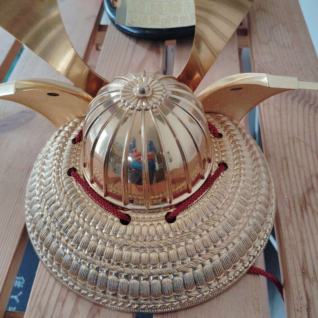 伝統的な金色の武具 兜