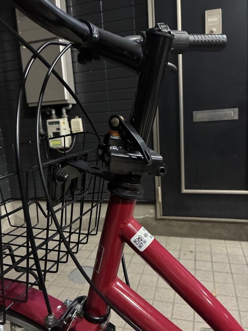 赤い折りたたみ自転車 前面バスケット付き