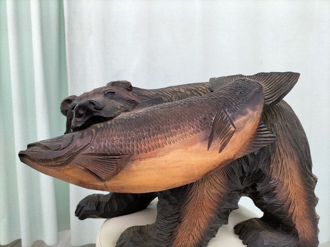 クマ 魚 木製彫刻