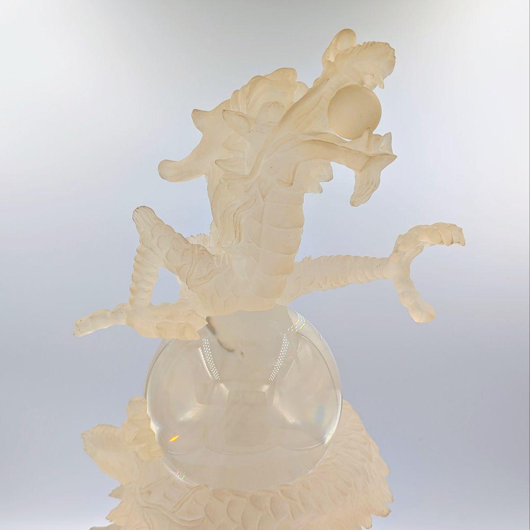 【風水・縁起物】開運龍の大型置物　水晶玉を抱える龍　台座付き