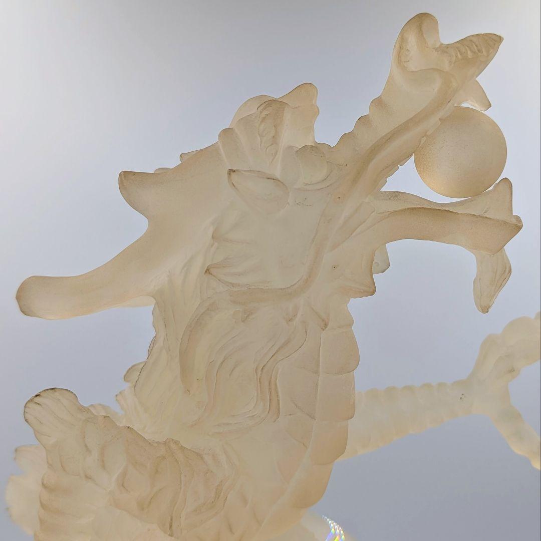 【風水・縁起物】開運龍の大型置物　水晶玉を抱える龍　台座付き