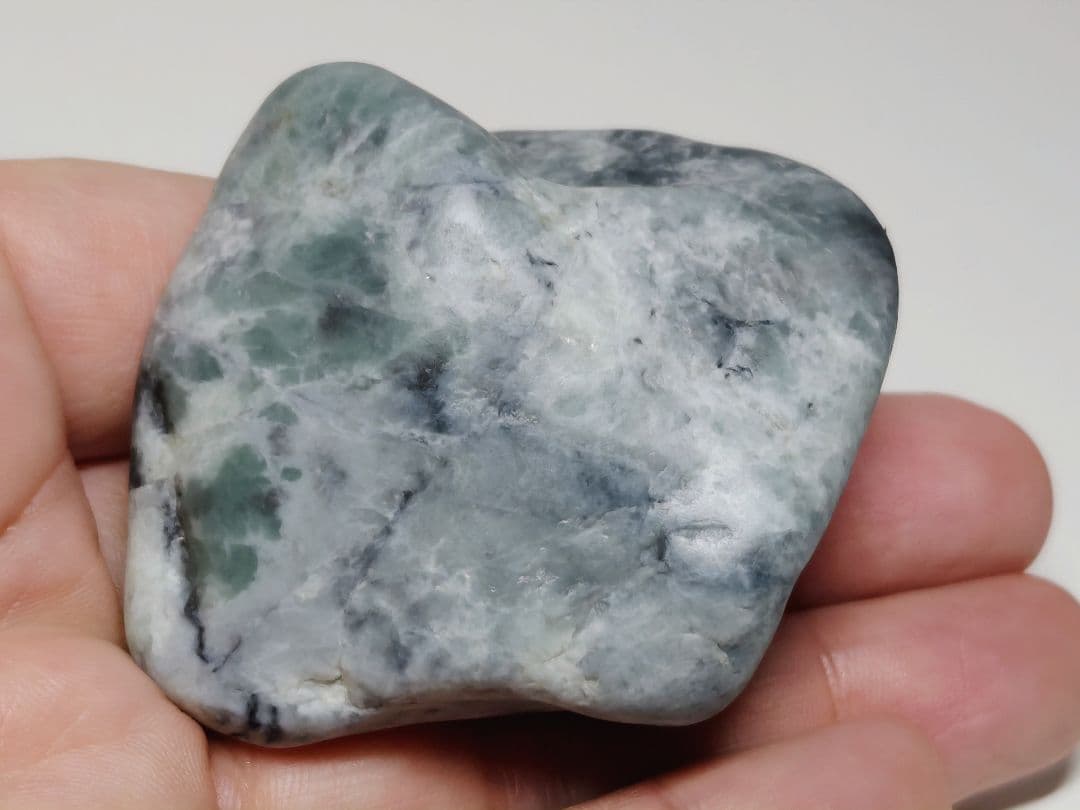 糸魚川157 翡翠 134g ヒスイ 原石 鑑賞石 自然石 誕生石 鉱物 鉱石