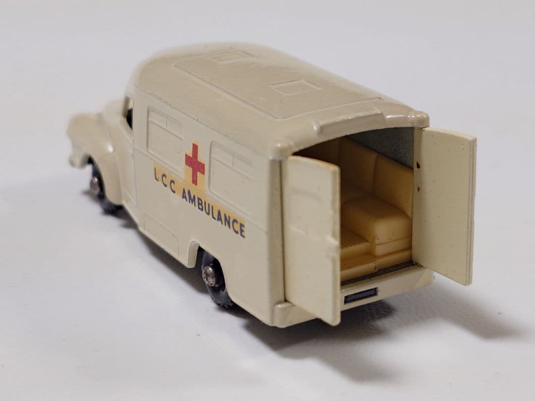 MATCHBOX 　No.14 　LOMAS AMBULANCE