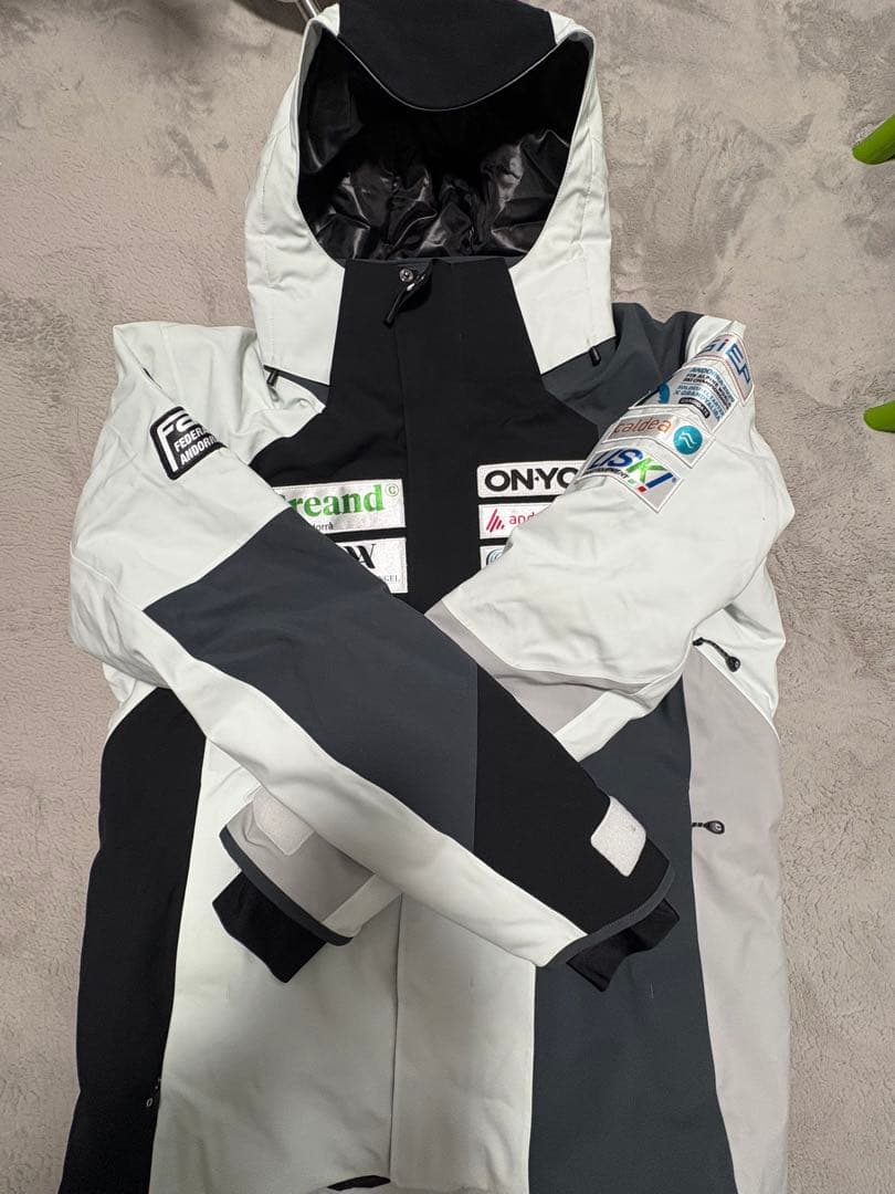 オンヨネ　 スキーウェア フード付き