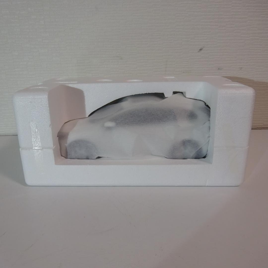 0305Y ボルボ XC60 1/18ミニカー ホワイト