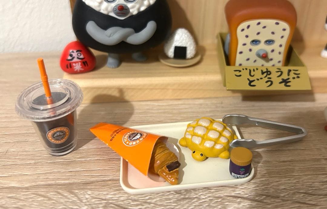 パンどろぼう　フィギュアセット(食パン型飾り台)