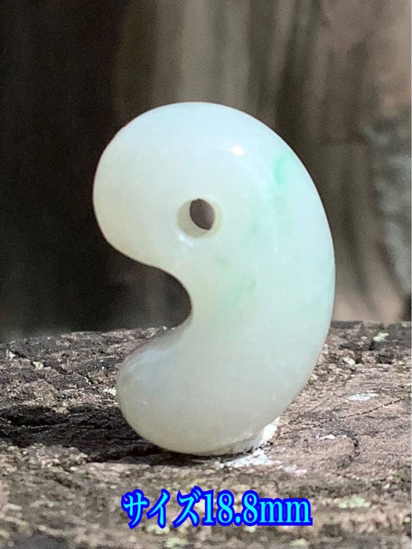 ✳業者様も大歓迎‼️ 糸魚川翡翠ロウカン勾玉　極上物‼️ 鑑別書付の本物を‼️