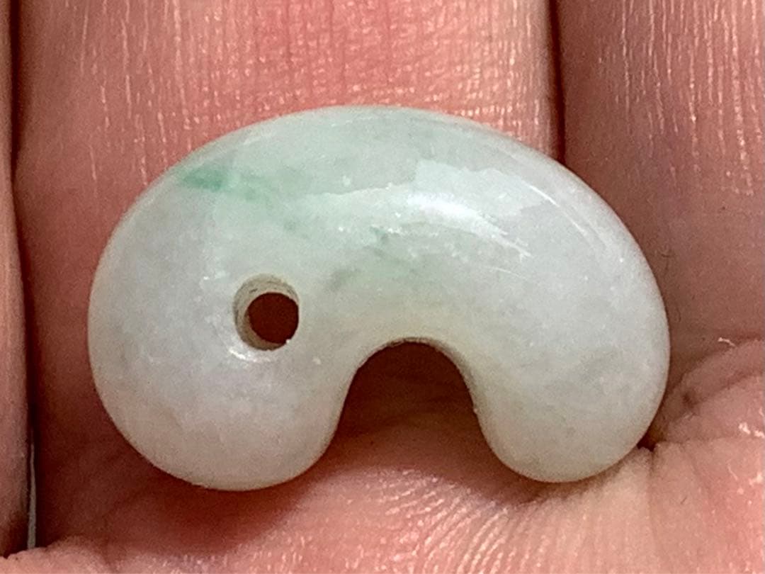 ✳業者様も大歓迎‼️ 糸魚川翡翠ロウカン勾玉　極上物‼️ 鑑別書付の本物を‼️