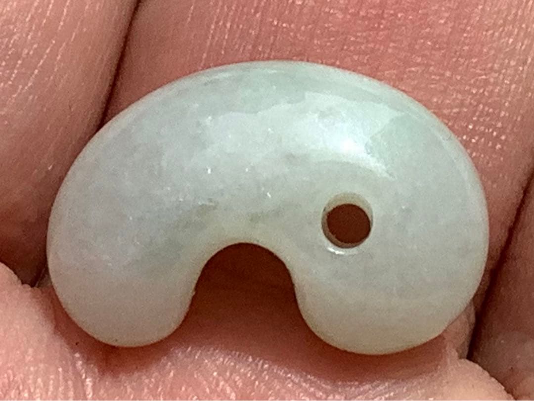 ✳業者様も大歓迎‼️ 糸魚川翡翠ロウカン勾玉　極上物‼️ 鑑別書付の本物を‼️