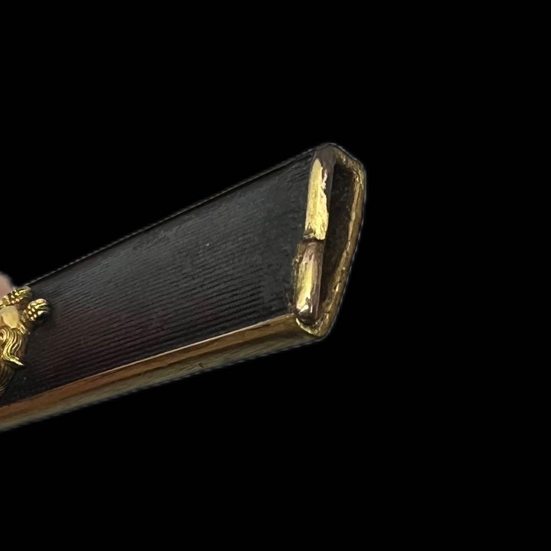 赤銅魚子地据紋哺金獅子図小柄 銘　柳川直光(花押)