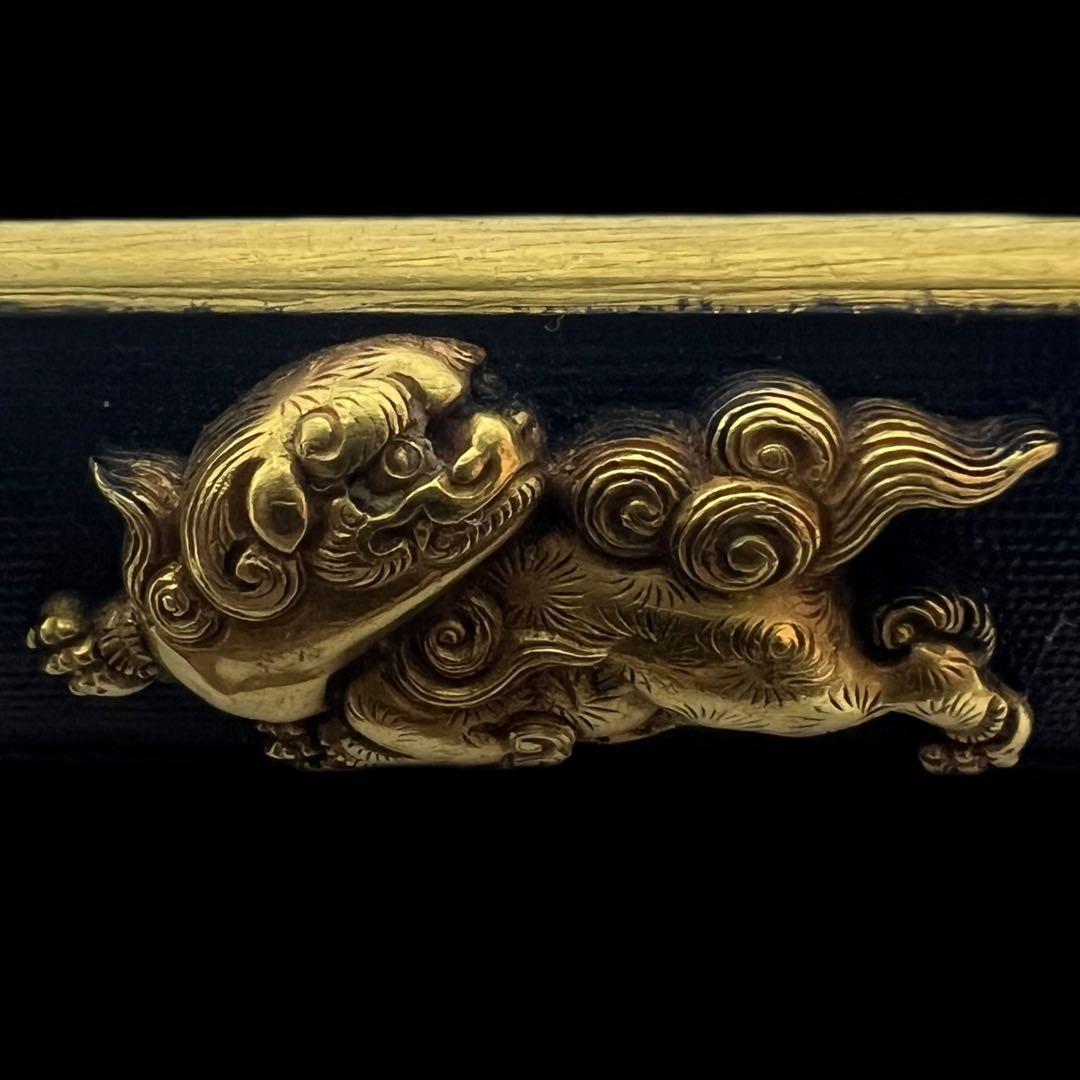 赤銅魚子地据紋哺金獅子図小柄 銘　柳川直光(花押)