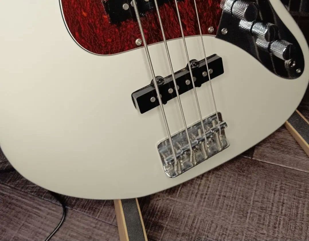 美品 Bacchus バッカス JB ジャズベース ホワイト エレキ ジャズベ