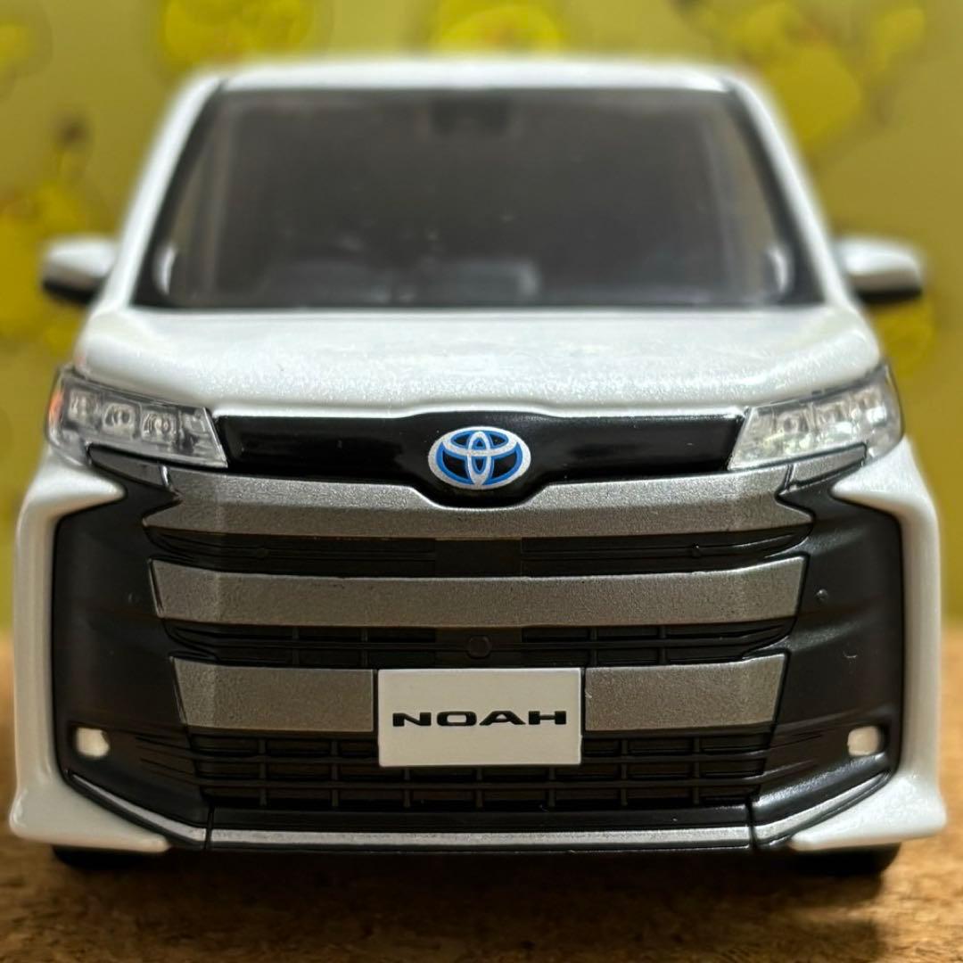 トヨタ NOAH カラーサンプル ホワイト