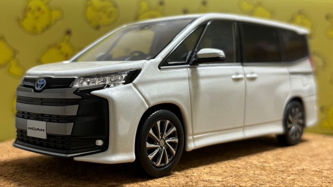 トヨタ NOAH カラーサンプル ホワイト