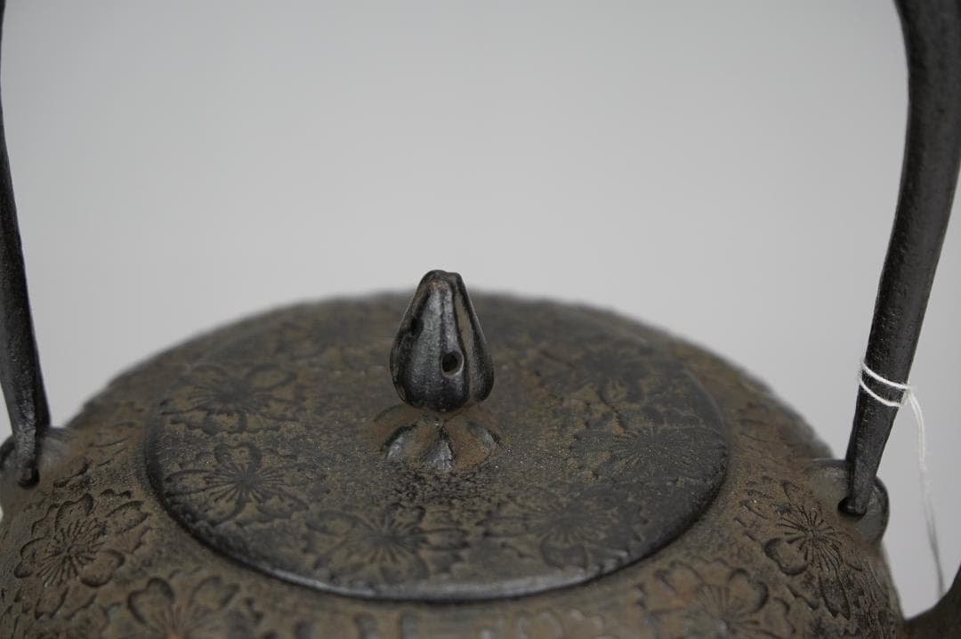南部盛岡釜師『佐々木薫山』作　桜花紋鉄瓶　共箱　栞付　未使用品