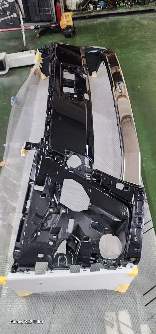 ヴェルファイア30後期純正フロントバンパー　カラー070　パールホワト