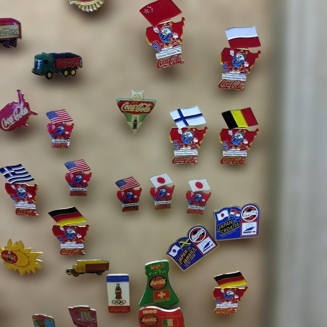コカ・コーラ ノベルティピンバッジ 74個 木製額付 (管75)