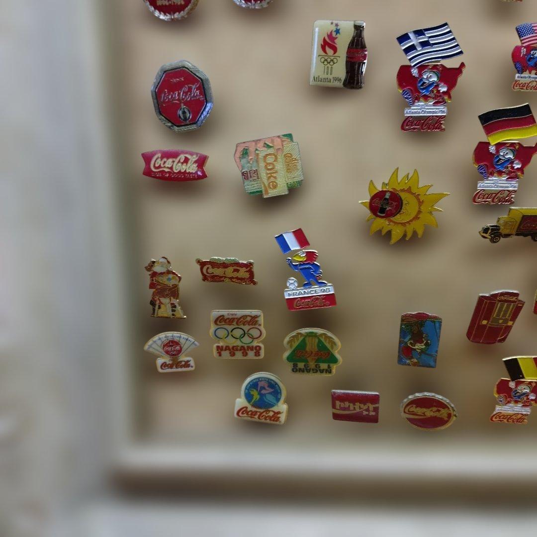 コカ・コーラ ノベルティピンバッジ 74個 木製額付 (管75)