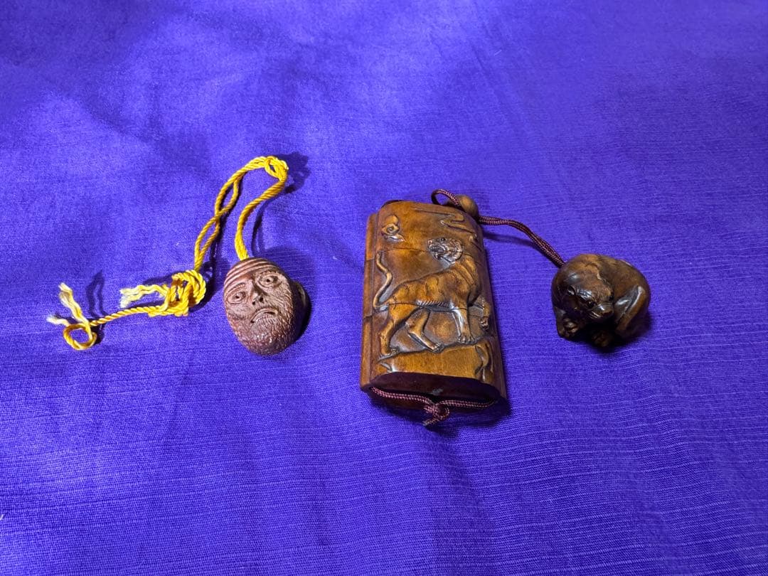 時代物　木彫　虎図　印籠根付　宏中在銘（提げま物煙管煙草入れキセル柘植前金具