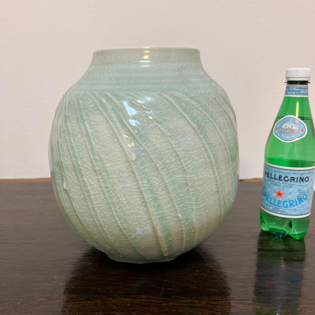 青磁の花器　魅力的なフォルム　一点物
