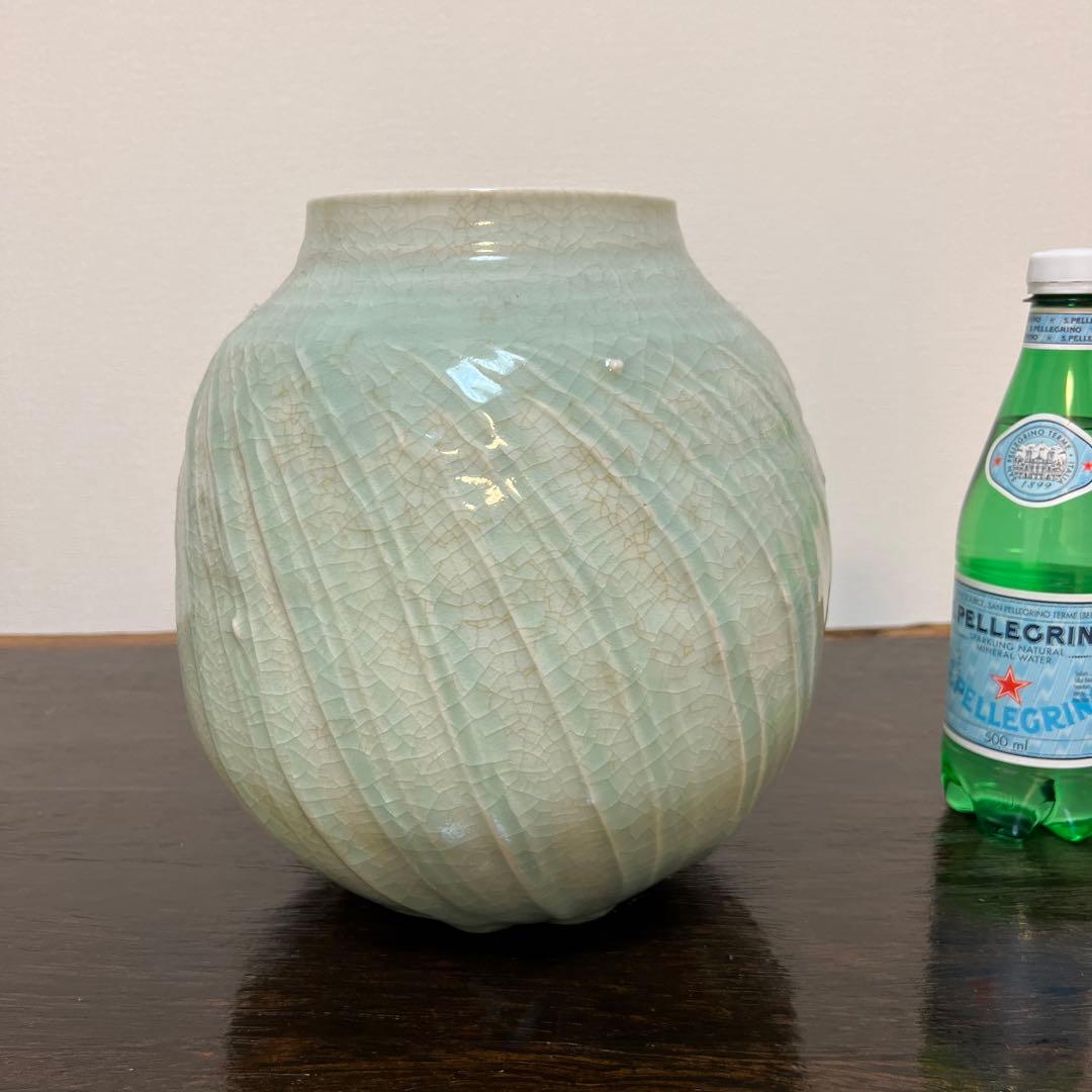 青磁の花器　魅力的なフォルム　一点物