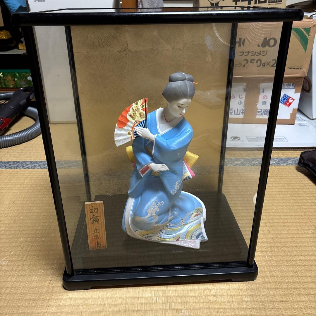 日本人形 扇子を持つ女性 伝統的な和装