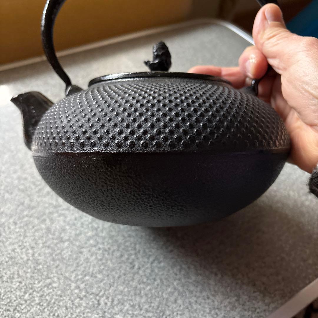 黒い点状模様の大きな鉄瓶、鉄器 18×20×20cm