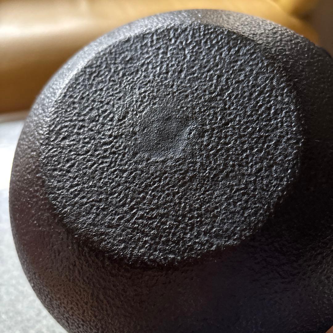 黒い点状模様の大きな鉄瓶、鉄器 18×20×20cm