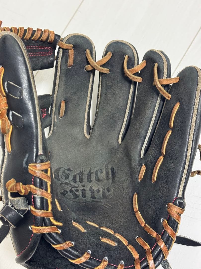 硬式野球グローブ ファイヤーズ　黒 レザー刺繍入り