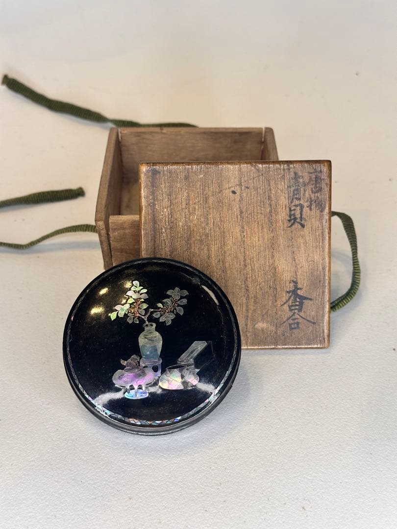 唐物 青貝香合　螺鈿嵌　傷有　漆器 時代物　共箱付
