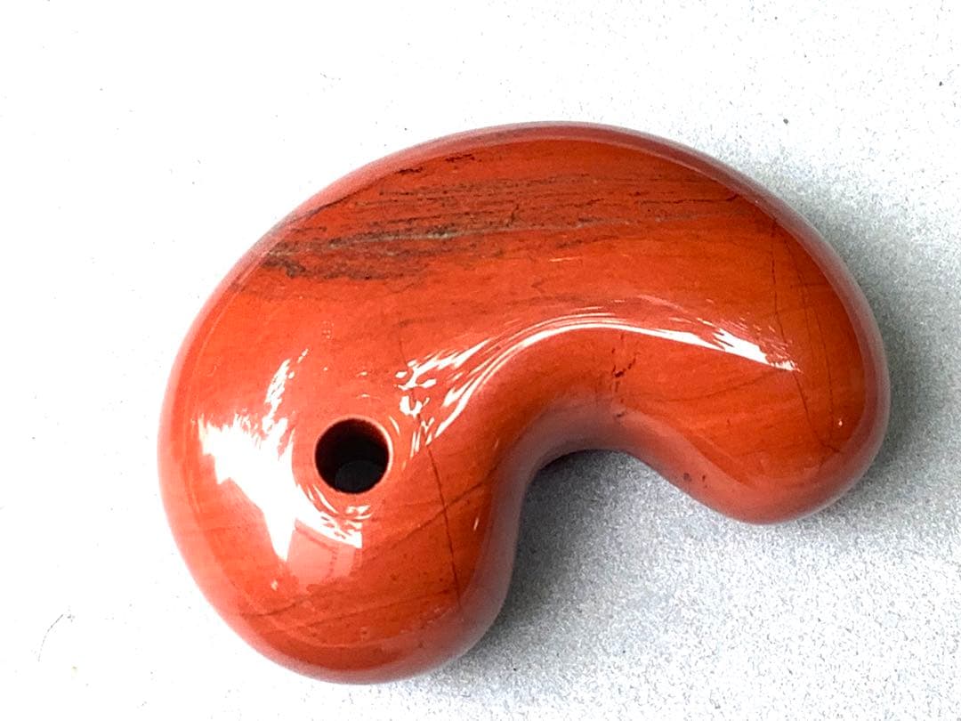 ✳日本一の美麗な赤色彩‼️佐渡の赤石勾玉　天然石では希少色の赤‼️お守り　鑑別書付‼️