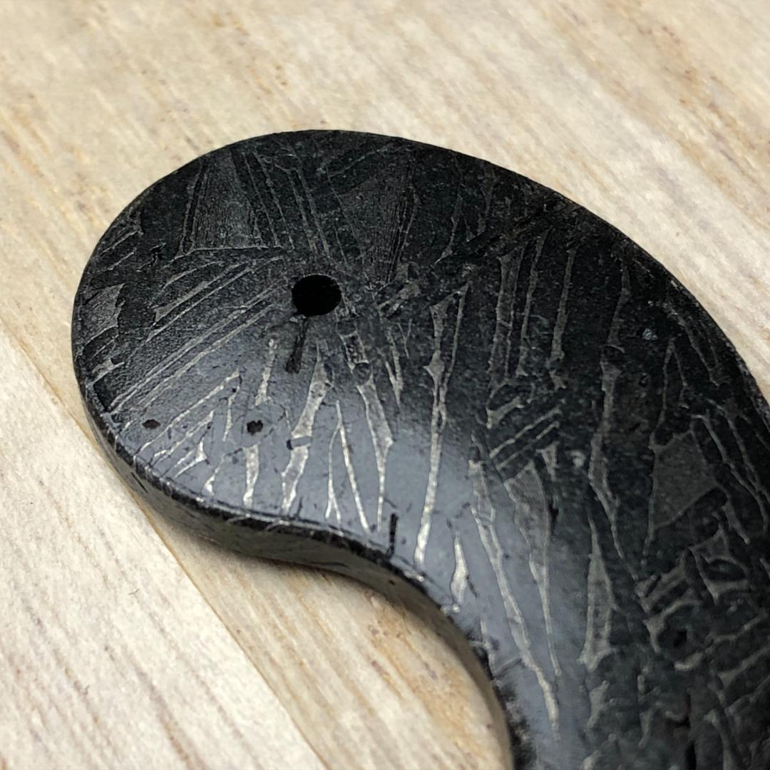 アルタイ隕石 勾玉　隕石　ペンダントトップ　メテオライト鉄隕石　重さ23ｇ